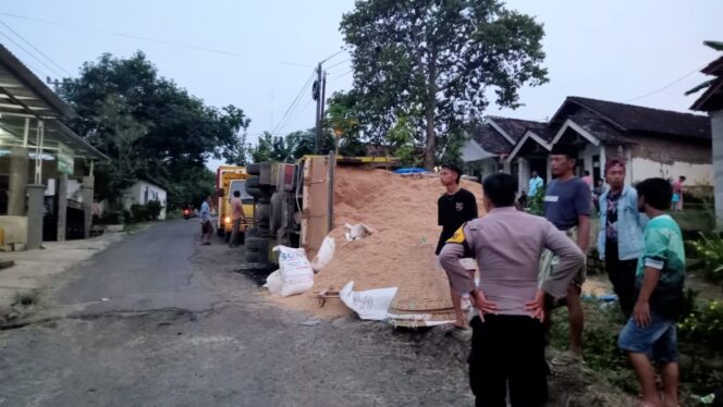 
					GULING: Truk bermuatan sekam terguling saat melintas di jalan raya Desa Kertosono. (foto: Ainul Jannah)