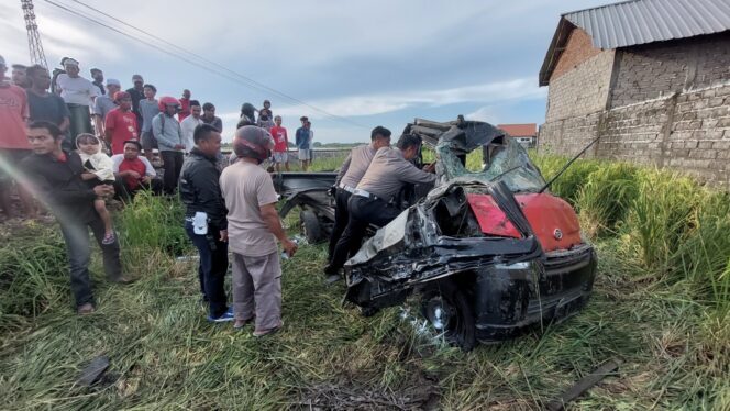 
					LAKA KA: Petugas Satlantas Polres Probolinggo mengecek pikap yang tertabrak kereta api. (foto: Hafiz Rozani).