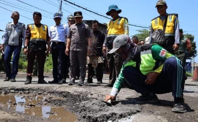 
					TINJAU: Bupati Lumajang, Thoriqul Haq, dan jajaran saat meninjau perbaikan JLT. (foto: Asmadi)