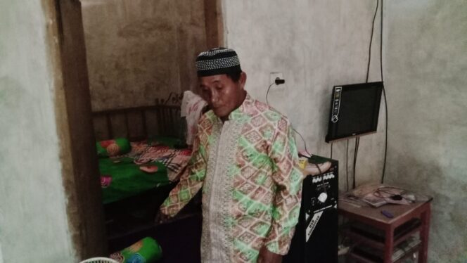 
					JENGKEL: Asnawi saat menunjukkan tempat Rafi'i masuk ke kamarnya. (foto: Ainul Jannah).