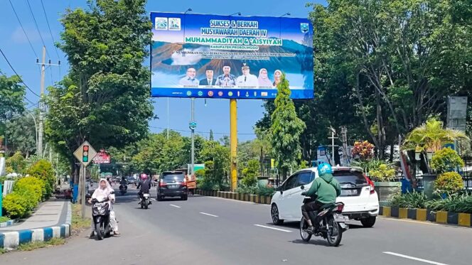 
					Papan reklame Musyda Muhammadiyah terpaang di jalur Pantura Kraksaan