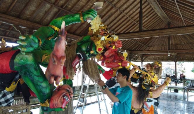 
					PERSIAPAN: Umat Hindu Lumajang mulai membuat ogoh-ogoh mendekati Hari Raya Nyepi. (foto: Asmadi)