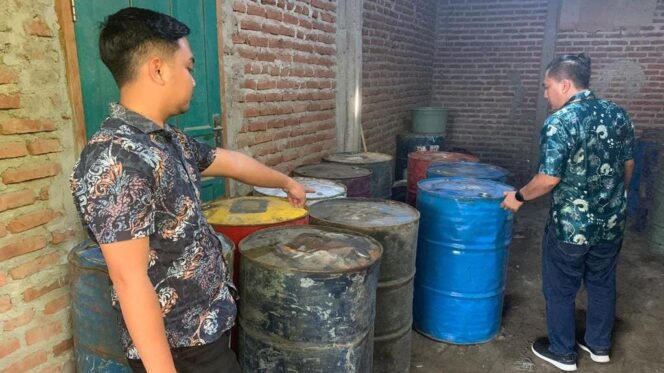 
					GEREBEK: Anggota Polres Pasuruan saat menggerebek gudang produksi BBM oplosan. (foto: Moh. Rois)