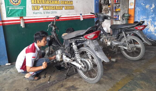 
					TERANCAM: Pemilik Lembaga Kursus dan Pelatihan Bengkel Sepeda Motor, Wijen Utomo saat nyervis motor pelanggan. (Asmadi)