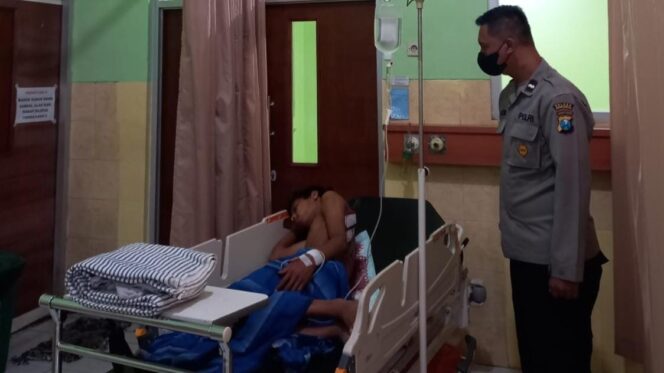 
					DIBACOK: M. Rio Zamzami (19), terbaring lemas setelah dibacok orang tak dikenal di jalur pantura Kraksaan. (*)