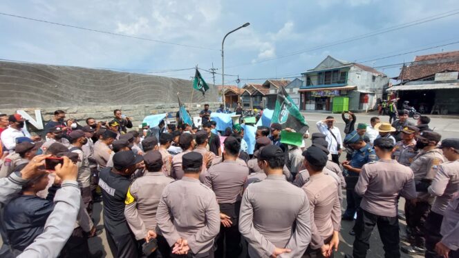 
					Aktivis HMI lakukan pertemuan dengan mengajukan tuntutan