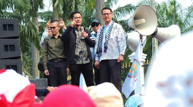 
					Anggota Komisi X DPR-RI, M. Haerul Amri, keluar dari gedung parlemen dan menemui massa dari PGSI. (foto: istimewa)
