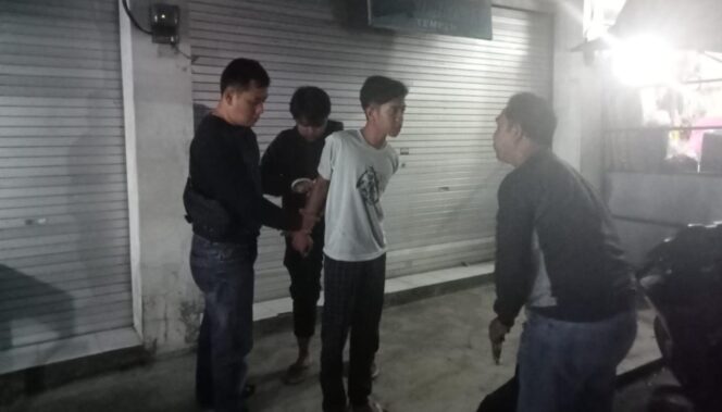
					DITANGKAP: Penangkapan dua orang pelaku pembobol SD Jarit, Kec. Pasirian, Kab. Lumajang. (foto: Asmadi)