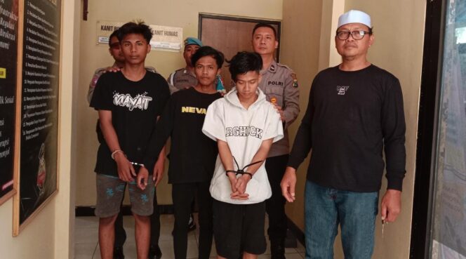 
					TERTANGKAP : Tiga pelaku pembacokan di Jl. Panglima Sudirman Kota Kraksaan, berhasil ditangkap aparat kepolisian. (foto: Ainul Jannah)
