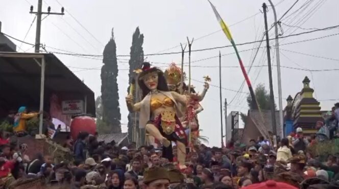
					PAWAI: Umat Hindu Tengger di Kecamatan Tosari, Pasuruan, saat pawai ogoh-ogoh. (foto: Moh. Rois)