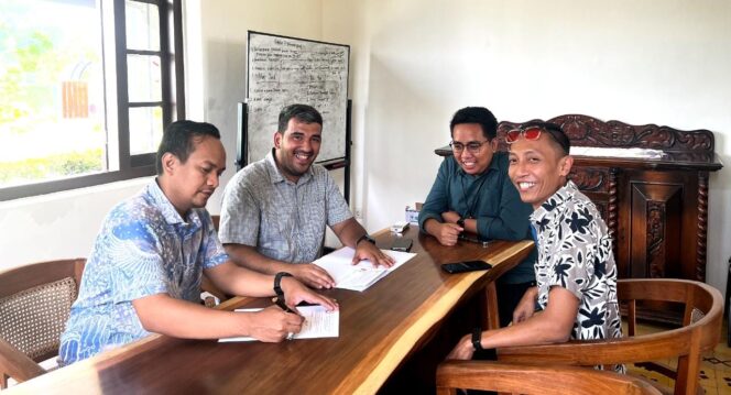 
					KERJASAMA: Proses penandatanganan kerjasama Jember Mini Zoo dengan kantor hukum GBR Partner Lawfirm. (foto: istimewa)