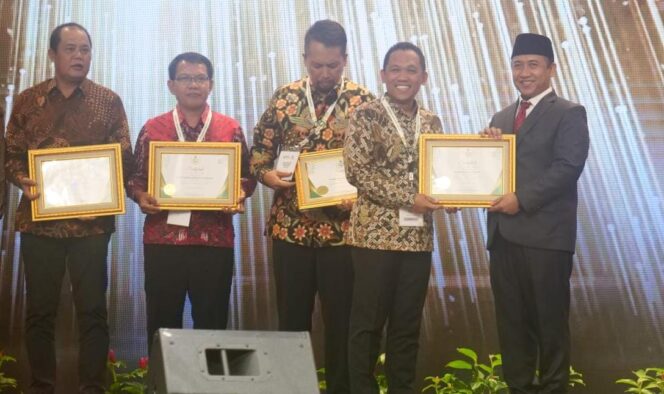 
					DIAPRESIASI: Bupati Lumajang, Thoriqul Haq, saat menerima penghargaan dalam BAZNAS Award 2023. (foto: Diskominfo Kab. Lumajang)
