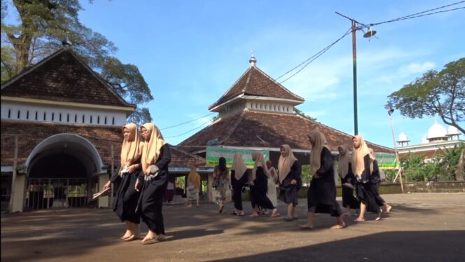 
					ZIARAH: Warga ziarah ke makam Mbah Sholeh Semendi di Winongan. (foto: Moh. Rois)