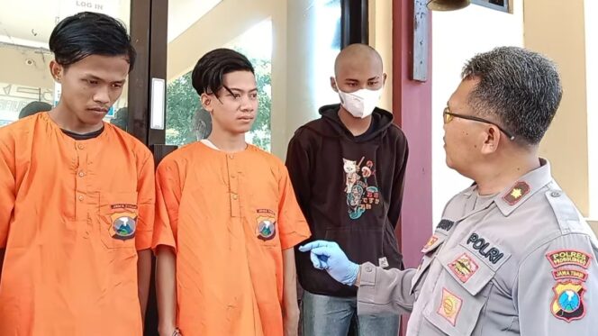 
					TERSANGKA: Kapolsek Kraksaan, Kompol Sujianto, saat mengintrogasi tiga pelaku pembacokan di jalur pantura Kota Kraksaan (foto: Ainul Jannah)
