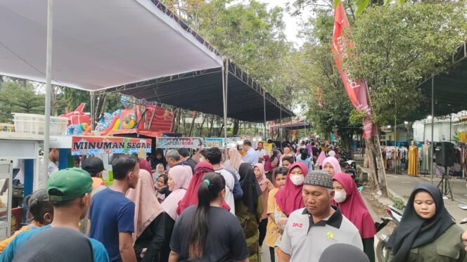 
					Suasana Bazar Ramadan Hari Pertama di area luar Alun-alun Kota Kraksaan.