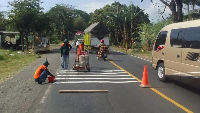 
					MARKA: Petugas memasang marka jalan untuk memperlambat laju pengguna jalan. (foto: Ainul Jannah)
