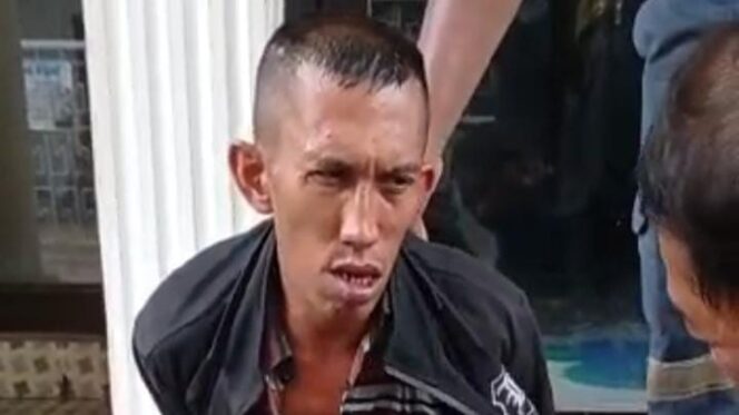 
					Tangkapan layar saat Solihin (40) ditangkap warga. 