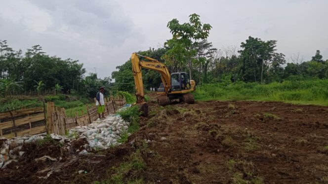 
					NORMALISASI: Alat berat diterjunkan untuk normalisasi Sungai Kertosono. (*)
