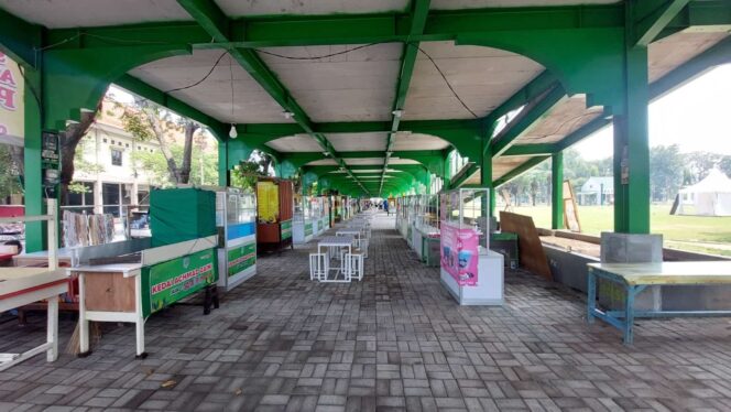 
					Pujasera Alun-alun Kota Probolinggo yang satu lokasi dengan Bazar Ramadan.