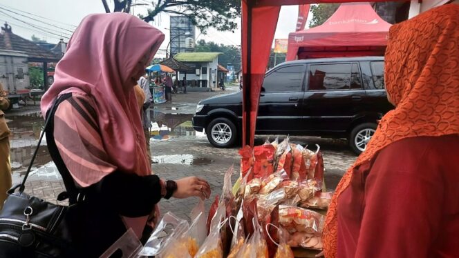 
					suasana bazar di Rest area Tongas. (istimewa)