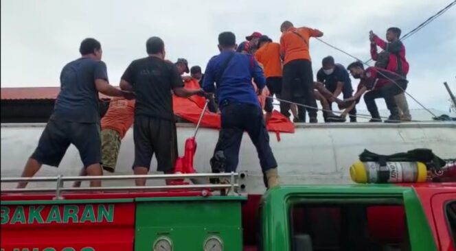 
					Petugas gabungan mengevakuasi korban dari dalam tangki truk (istimewa).