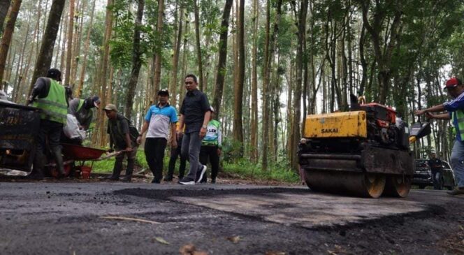
					DIKEBUT: Bupati Lumajang, Thoriqul Haq, saat mengawasi proyek perbaikan jalan di wilayahnya. (foto: FB Cak Thoriq)