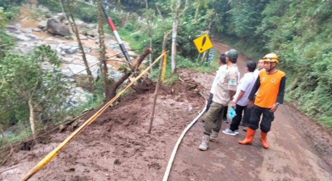 
					LONGSOR: Longsor membuat jalur Puspo-Tutur Pasuruan tersendat. (foto: Moh. Rois)