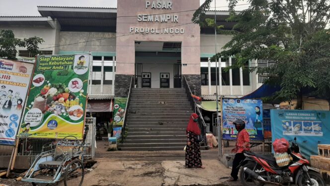
					Pasar Semampir di Kecamatan Kraksaan, salah satu pasar penyumbang PAD retribusi pasar.