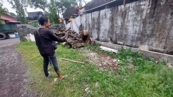 
					Warga menunjukkan lokasi hilangnya gerobak sampah.