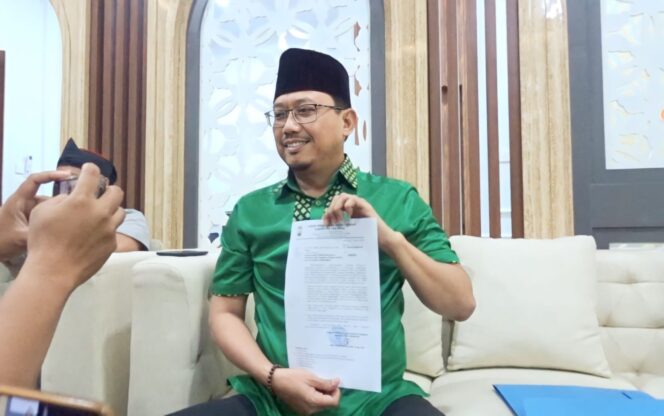 
					Ketua DPRD Kab. Pasuruan, M. Sudiono Fauzan, menunjukkan salinan surat yang dikirim ke Kapolri. (Moh. Rois)