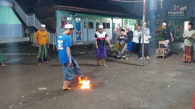 
					Sejumlah santri bermain sepakbola api.