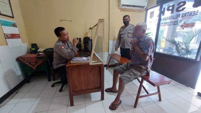 
					Pelaku diperiksa anggota Polsek Sumebrasih.