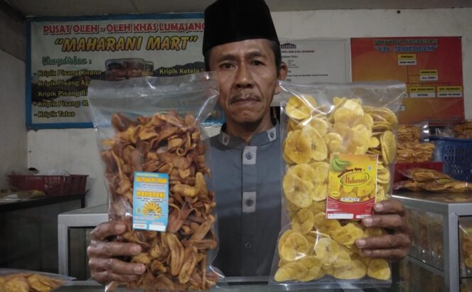 
					UNTUNG: Produsen Keripik Pisang Senduro, Imam Masdi, memperlihatkan produknya. (foto: Asmadi)