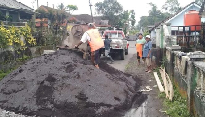 
					PADAT KARYA: Proses perbaikan jalan yang menggunakan skema padat karya. (foto: FB Cak Thoriq)