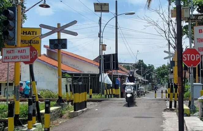 
					Salah satu titik lokasi yang akan dibangun pos jaga perlintasan kereta api di Jalan Flamboyan.