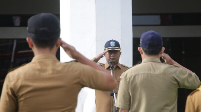 
					Plh Bupati Probolinggo saat memimpin apel di kanplek kantor bupati setempat.