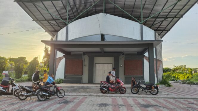 
					Kondisi gedung kesenian yang hanya menyisakan finishing pembangunan.