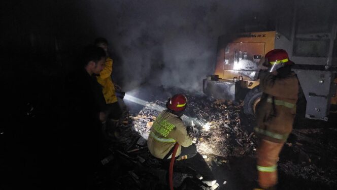 
					PEMADAMAN: Proses pemadaman api oleh Tim Damkar di pabrik pengolahan kayu di Desa Bulang, Kec. Gending. (foto: Hafiz Rozani)