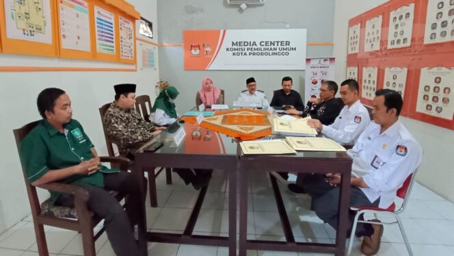 
					KPU Kota Probolinggo melakukan verifikasi calon PAW. (istimewa).