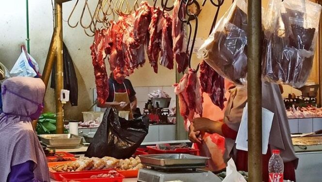 
					AMAN: Salah satu lapak pedagang daging sapi di pasar Lumajang. (foto: Asmadi)