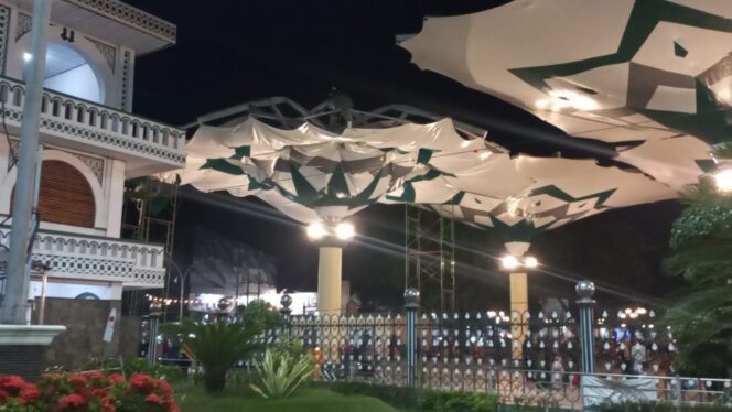 
					RUSAK: Kondisi payung Madinah di Kota Pasuruan. (foto: Moh. Rois)