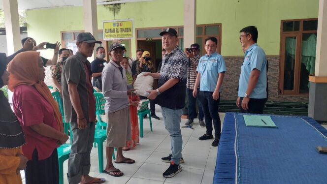 
					SANTUNAN: Direktur PT. BJB, Yuwie Santoso saat memberikan beras kepada warga. (foto: Hafiz Rozani)