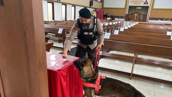 
					Personil Unit K9 melakukan sterilisasi gereja (istimewa).