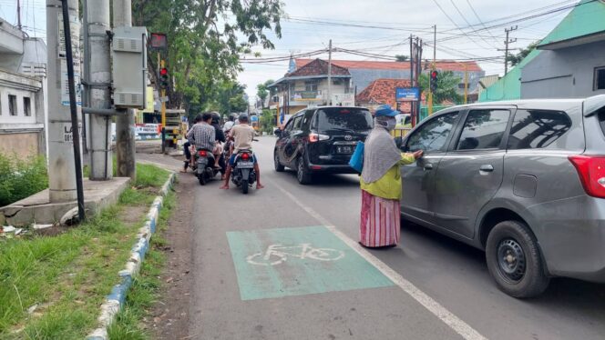 
					Salah satu traffic light tempat pengamen dan pengemis biasa beroperasi
