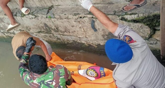 
					TEWAS: Proses evakuasi wanita paruh baya yang ditemukan meninggal di Pelabuhan Kota Pasuruan. (foto: Pol Air Polres Pasuruan)