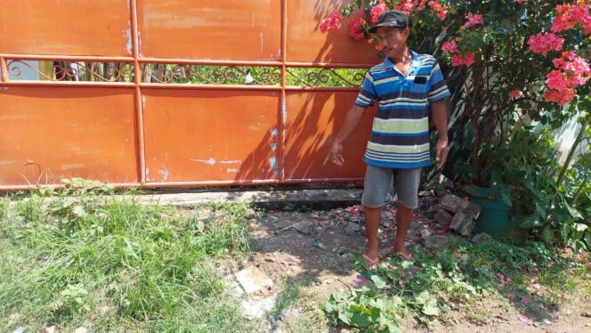 
					Jatim, petugas pengangkut sampah menunjukkan lokasi gerobak yang hilang.