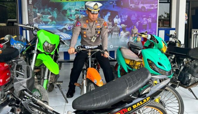
					PROTOLAN: Kasatlantas Polres Pasuruan, AKP Yudhi Anugerah Putra, mengecek motor protolan hasil operasi. (foto: Moh. Rois)