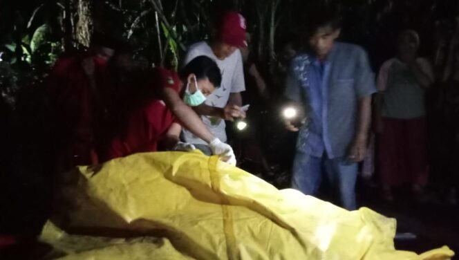 
					DIEVAKUASI: Jasad korban saat hendak dievakuasi ke rumah duka. (foto: Ainul Jannah)