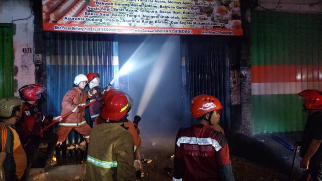 
					KERJA KERAS: Petugas Damkar Kota Probolinggo menyemprot ruko yang terbakar. (foto: Hafiz Rozani)