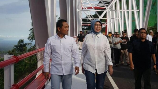 
					PANTAU: Bupati dan Wakil Bupati Lumajang memantau Jembatan Gladak Perak yang selesai dibangun. (foto: istimewa)